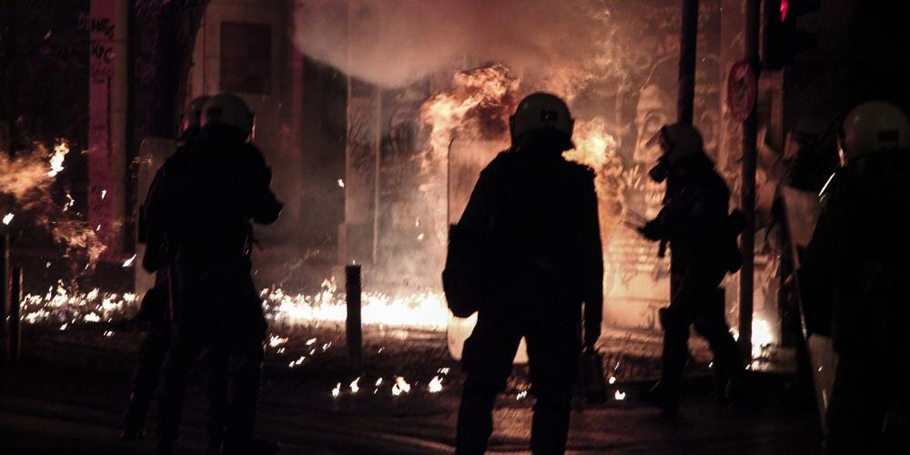 «Πόλεμος» με μολότοφ στην Θεσσαλονίκη από κουκουλοφόρους