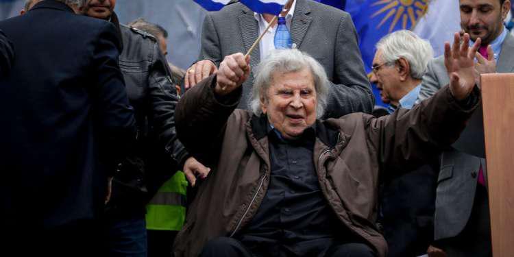 Συγκλονίζει η κόρη του Μίκη Θεοδωράκη: Ο πατέρας μου κάνει ντρίμπλα στον θάνατο κάθε φορά