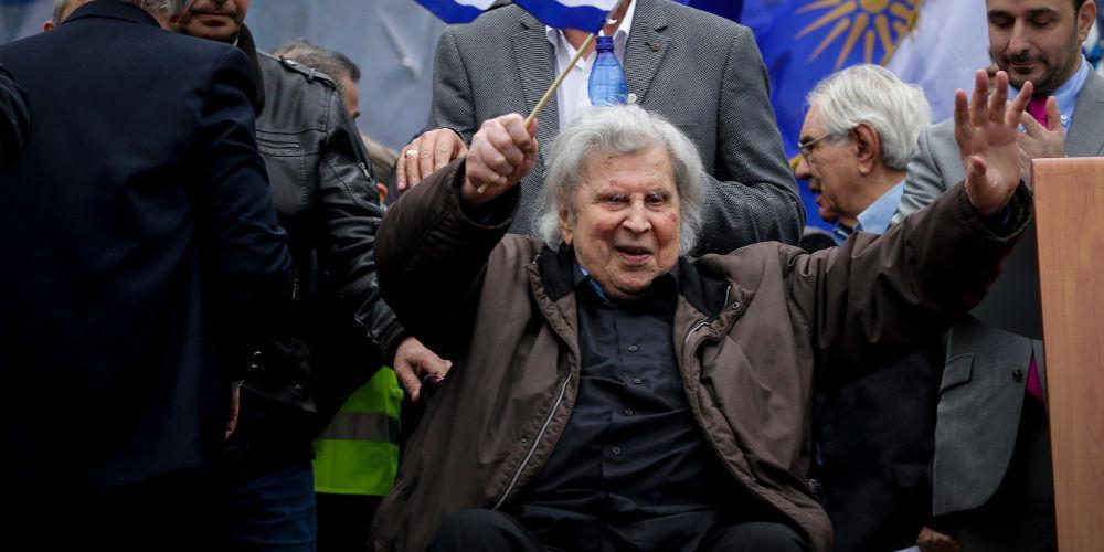 Συγκλονίζει η κόρη του Μίκη Θεοδωράκη: Ο πατέρας μου κάνει ντρίμπλα στον θάνατο κάθε φορά