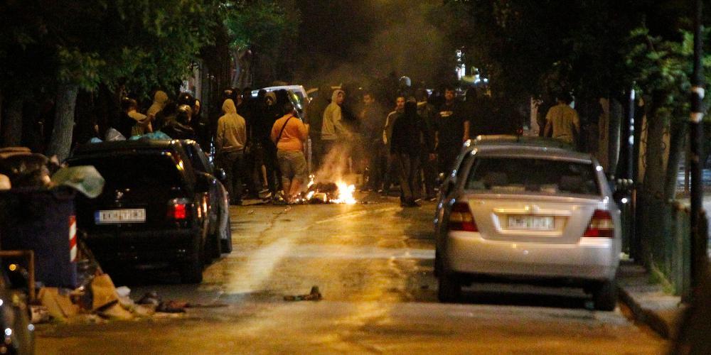 Από νωρίς τα «ευτράπελα» του τελικού - Σφοδρές συμπλοκές στα Εξάρχεια μεταξύ οπαδών-ΜΑΤ 