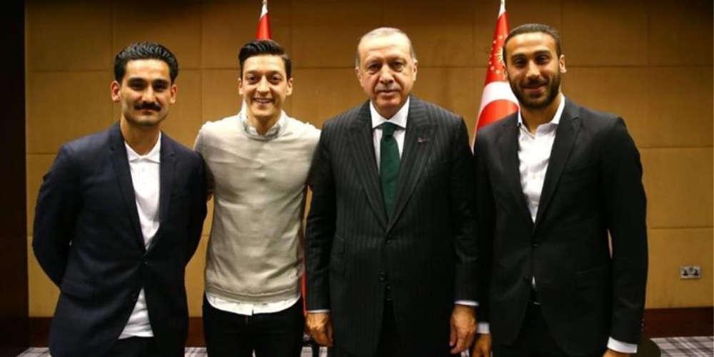 Οζίλ και Γκουντογκάν φωτογραφήθηκαν με τον Ερντογάν προκαλώντας σάλο στην Γερμανία