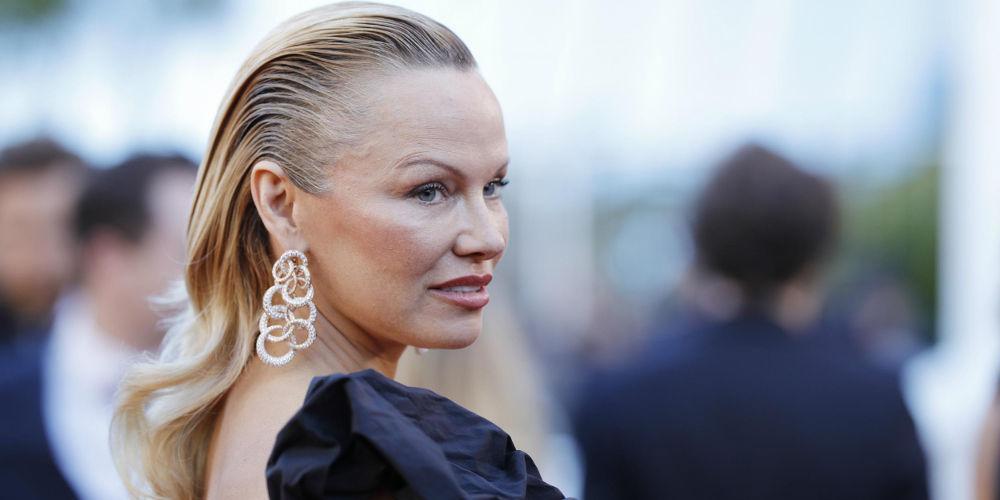 Τι θέλει η Πάμελα Άντερσον από τον Τζούλιαν Ασάνζ;