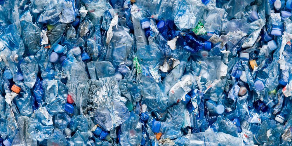 Αυτά είναι τα πλαστικά που σχεδιάζει να καταργήσει η Ευρωπαϊκή Επιτροπή