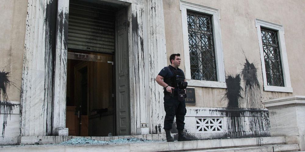 Ο Ρουβίκωνας ντου στο ΣτΕ, η ΕΛΑΣ ούτε μία σύλληψη και ο Τόσκας μιλά για την Δικαιοσύνη