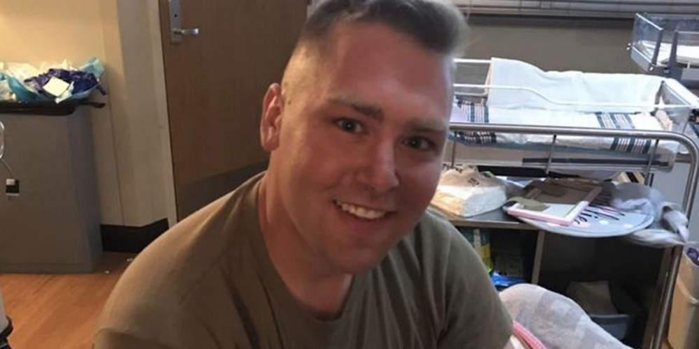 Στρατιωτικός ξεσπά σε κλάματα ενώ βλέπει τη γέννηση της κόρης του μέσω FaceTime [βίντεο]