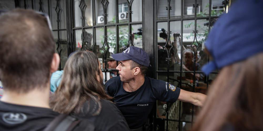 Επεισόδια έξω από συμβολαιογραφικό γραφείο για τους πλειστηριασμούς