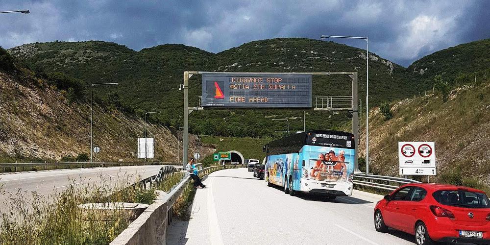 Φωτιά σε ΙΧ στη σήραγγα της Δωδώνης - Εικόνες χάους στην Εγνατία