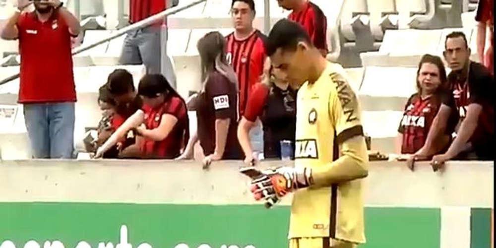 Απίστευτο: Τερματοφύλακας έπαιζε με το κινητό εν ώρα αγώνα! [βίντεο]