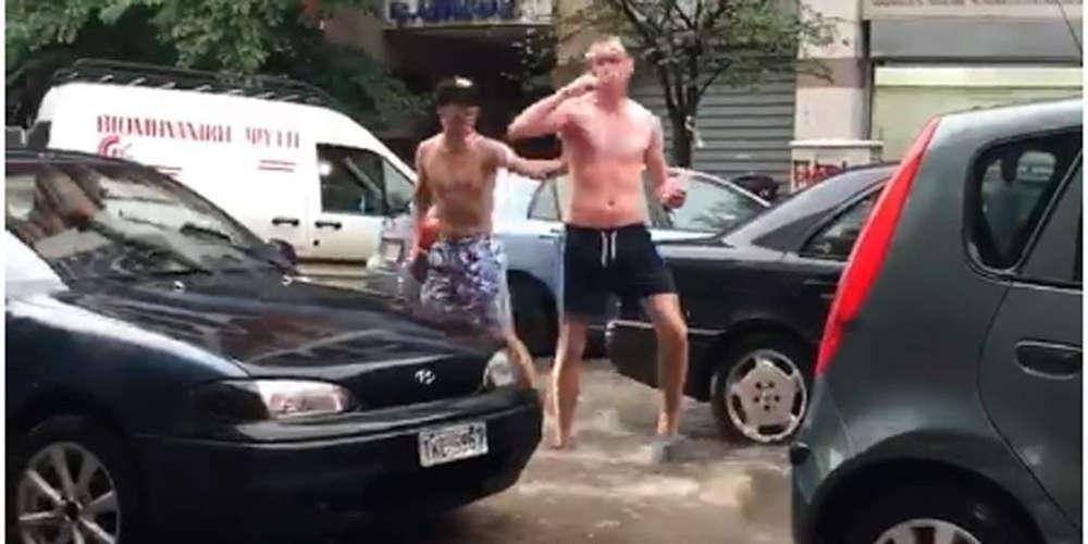 Επικό βίντεο: Θεσσαλονικείς πλένονται και βουρτσίζουν τα δόντια τους στην βροχή