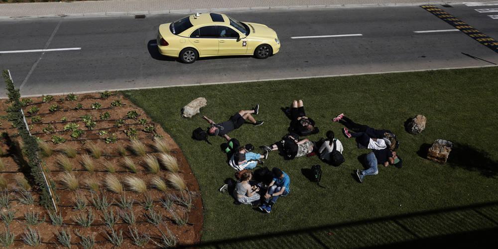 Τουρίστες «την έπεσαν» στο γρασίδι στο Ελ. Βενιζέλος – Ακυρώσεις από την απεργία