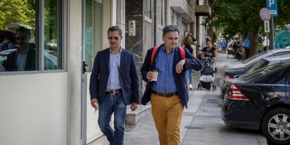 Η Κυβέρνηση συζητά με τους θεσμούς τις εξαγγελίες Τσίπρα - Reuters: Αμφίβολο αν οι δανειστές είχαν δώσει έγκριση