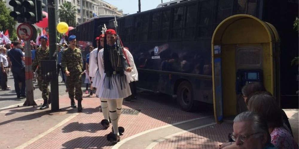 Απίστευτο: Οι κλούβες των ΜΑΤ άλλαξαν την πορεία των τσολιάδων της Προεδρικής Φρουράς [εικόνες]