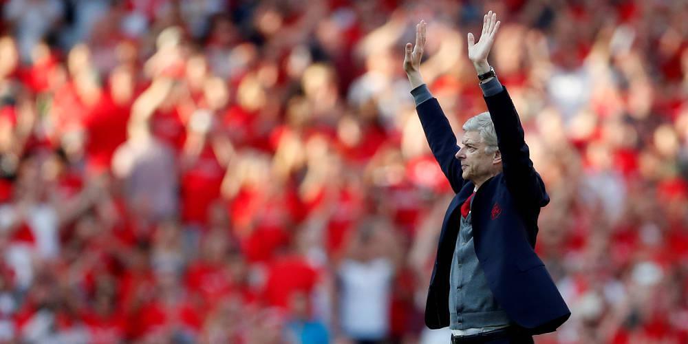 Ο Βενγκέρ χαρίζει τη γραβάτα του σε πιτσιρικά που τη ζήτησε