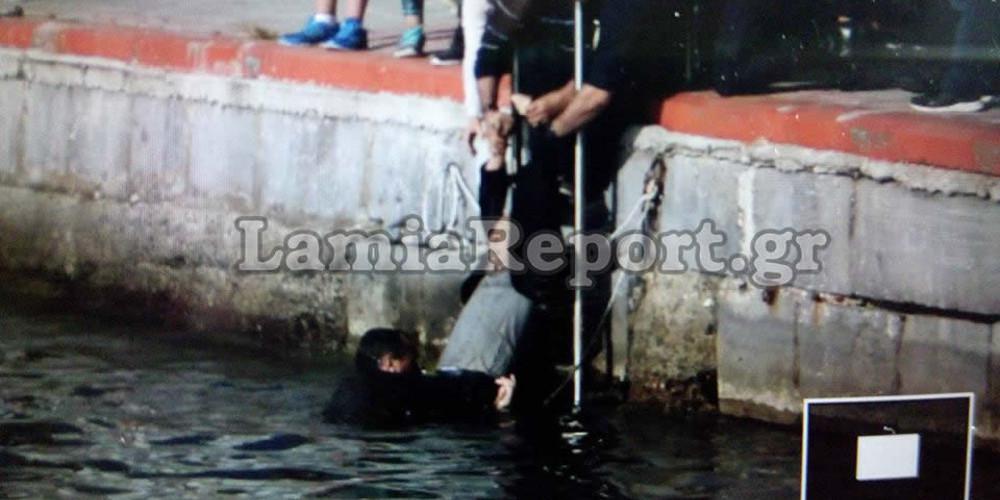 Συγκλονιστική εικόνα: Η στιγμή που σώζουν άνδρα από βέβαιο πνιγμό στη Χαλκίδα