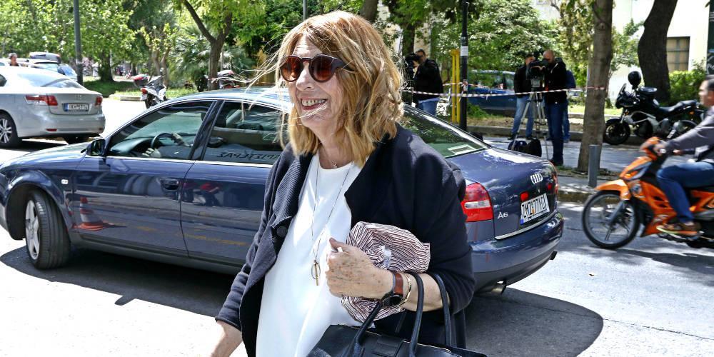 Η Τασία επιμένει: Οι μετανάστες λιάζονται στην Ομόνοια, εγώ θα το επαναλάμβανα