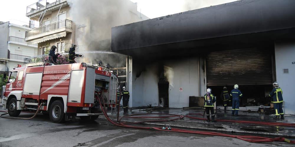 Της εταιρίας «Καρώνης» η αποθήκη που κάηκε στο Περιστέρι