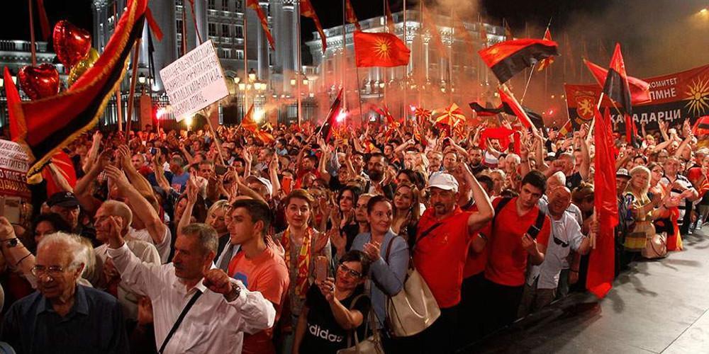 Το ασφυκτικό πρέσινγκ αποδίδει καρπούς στα Σκόπια - Θα σεβαστεί το αποτέλεσμα λέει τώρα η αντιπολίτευση