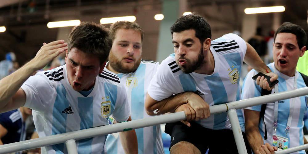 Μουντιάλ 2018: Σκληρή κριτική στην Αργεντινή – Φίλαθλοι έφτυσαν τον Σαμπάολι [βίντεο]