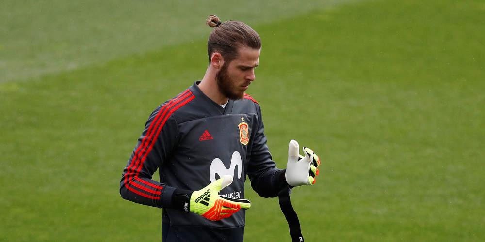 Με τα χέρια στις τσέπες μπροστά στον Ισπανό πρωθυπουργό ο Ντε Χέα