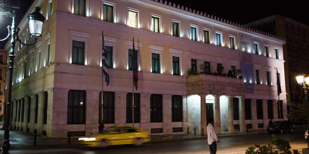 Ναρκωτικά και λαθρεμπόριο δίπλα στο δημαρχείο στην Αθήνα