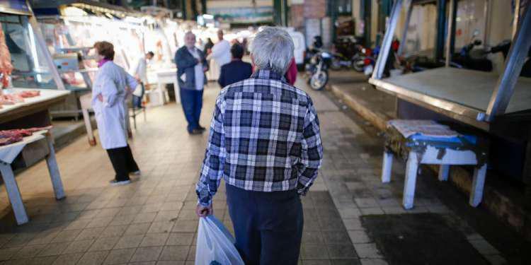Έρευνα ΙΟΒΕ: Το 65% των Ελλήνων μόλις που τα βγάζει πέρα