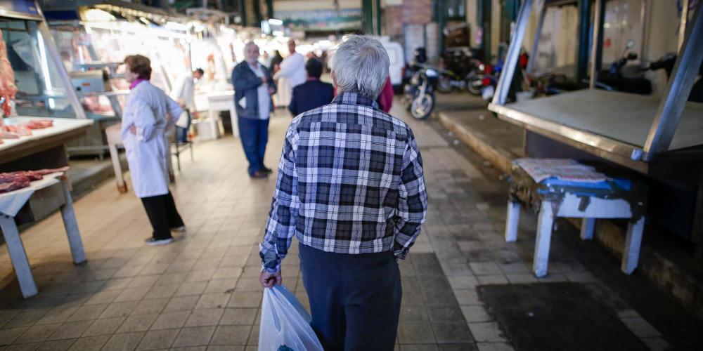 Έρευνα ΙΟΒΕ: Το 65% των Ελλήνων μόλις που τα βγάζει πέρα
