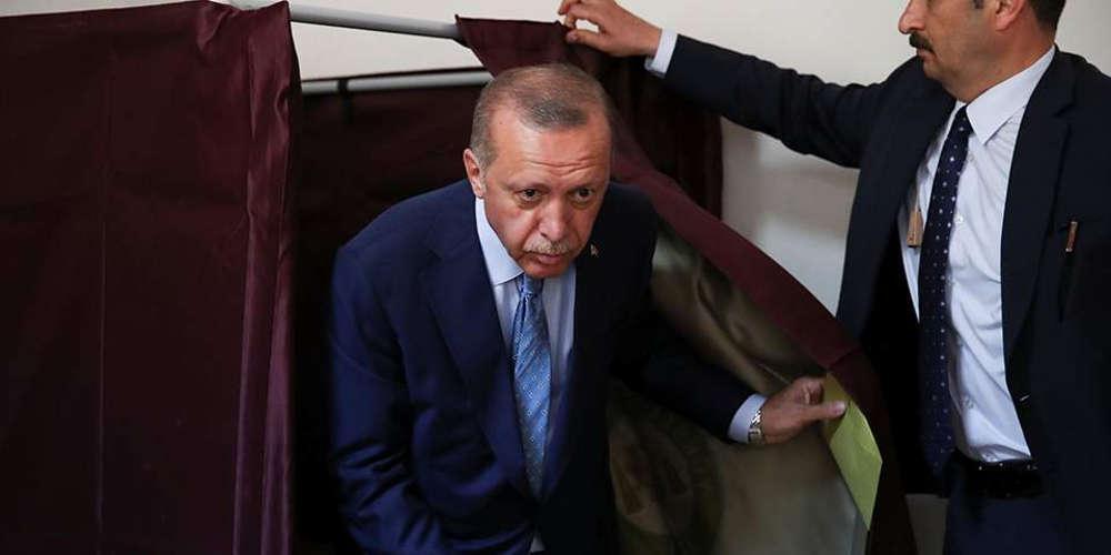 Η τουρκική οικονομία παρασέρνει τη δημοτικότητα του Ερντογάν στα τάρταρα