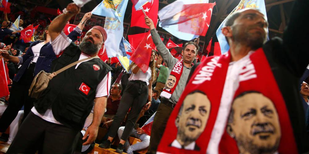 Οργή στην Τουρκία για τις ΗΠΑ: Καίνε δολάρια και κάθε αμερικάνικη συσκευή [βίντεο]