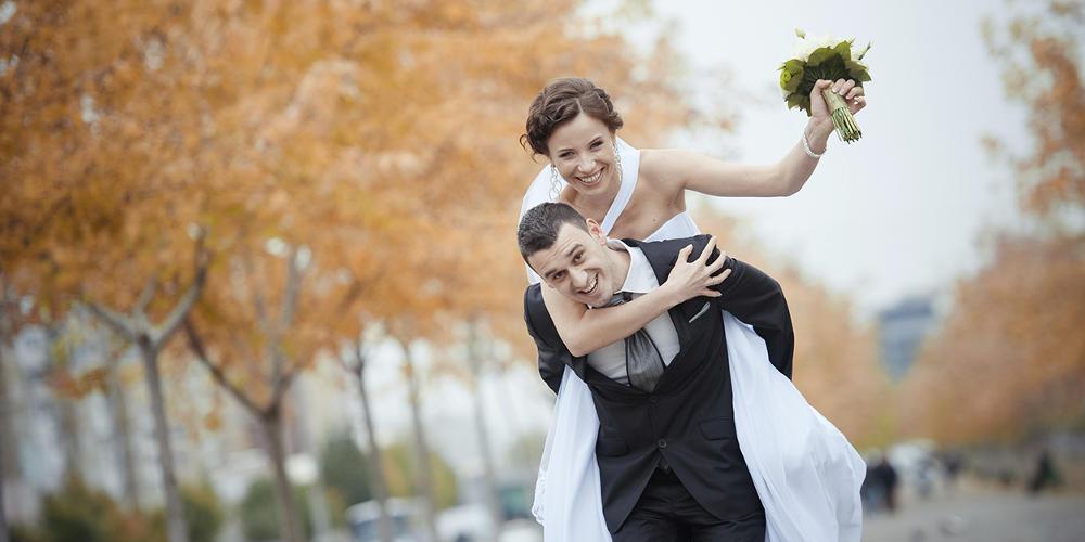 Απίστευτη γκάφα: Έκανε πρόταση γάμου και το δαχτυλίδι έπεσε στον υπόνομο [βίντεο]