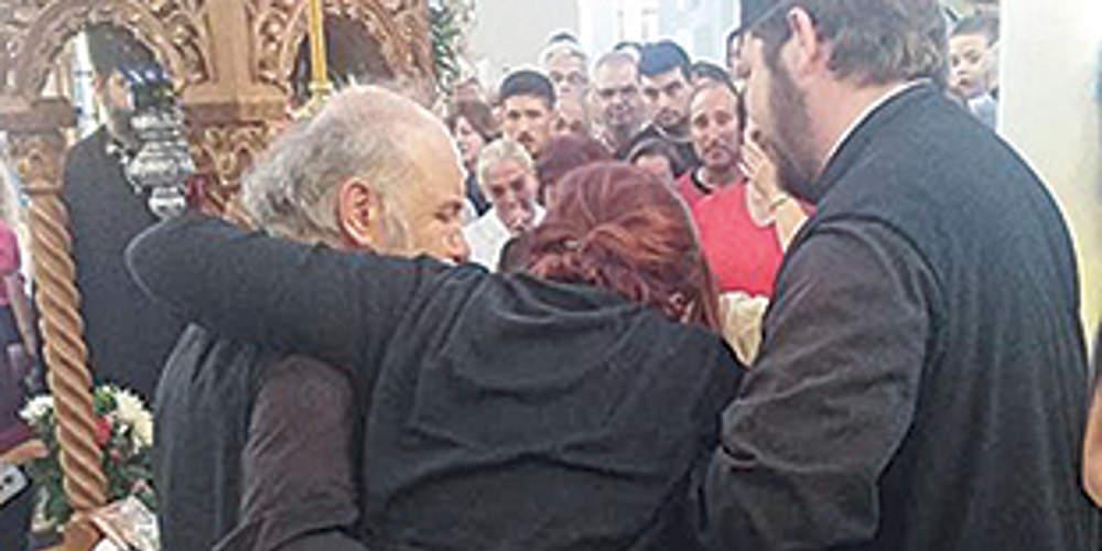 Δέος στους πιστούς από τα θαύματα στον Λαγκαδά: Παραπληγική γυναίκα στάθηκε στα πόδια της [εικόνες]