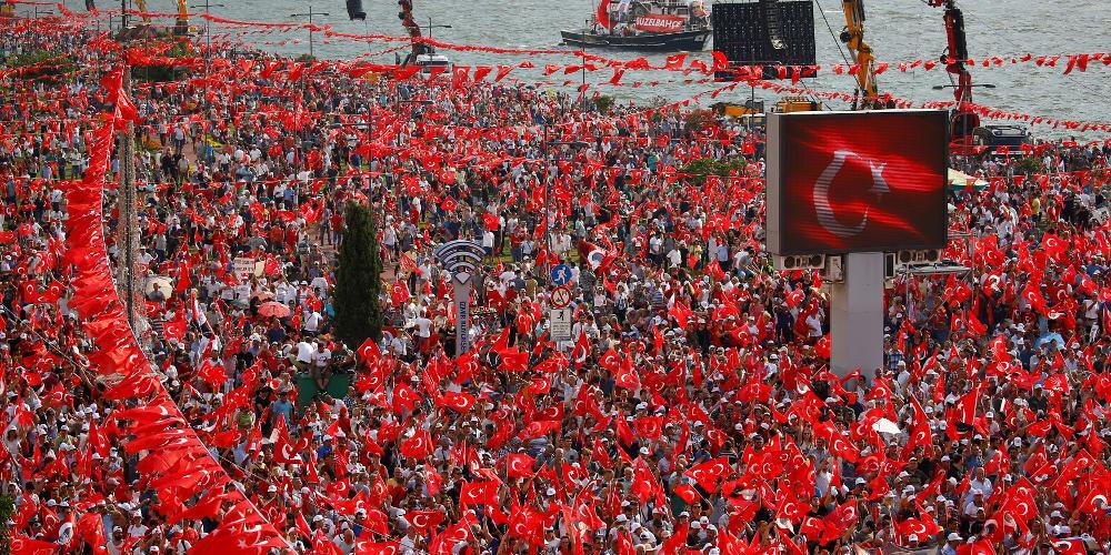 Πλημμύρισαν την προκυμαία στην Σμύρνη οι οπαδοί του Ιντζέ