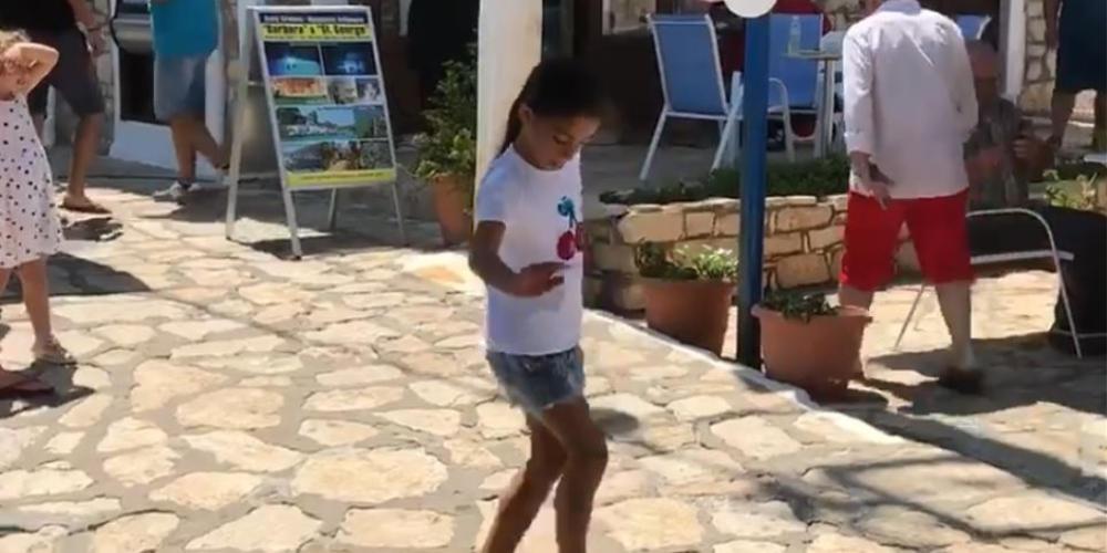 Viral: Κοριτσάκι χορεύει το Ζεϊμπέκικο της Ευδοκίας στο Καστελόριζο