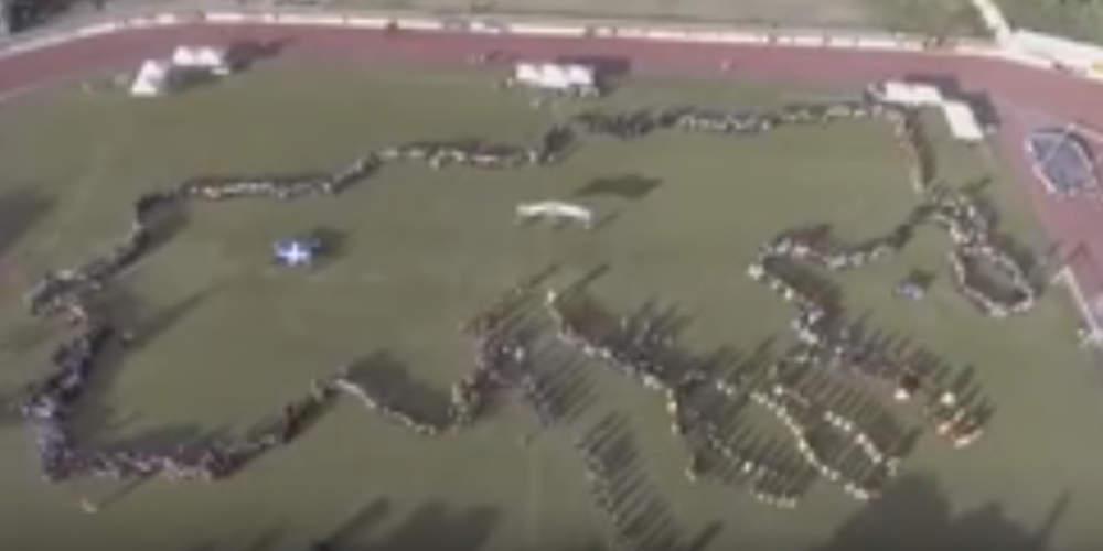 Εντυπωσιακό θέαμα: Χορευτές σχημάτισαν με τα σώματά τους τη Μακεδονία! [βίντεο]