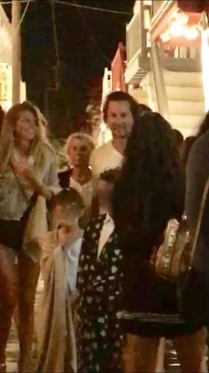 Ο Μάθιου Μακόναχι στη Μύκονο – Έκανε βόλτες στα στενά του νησιού