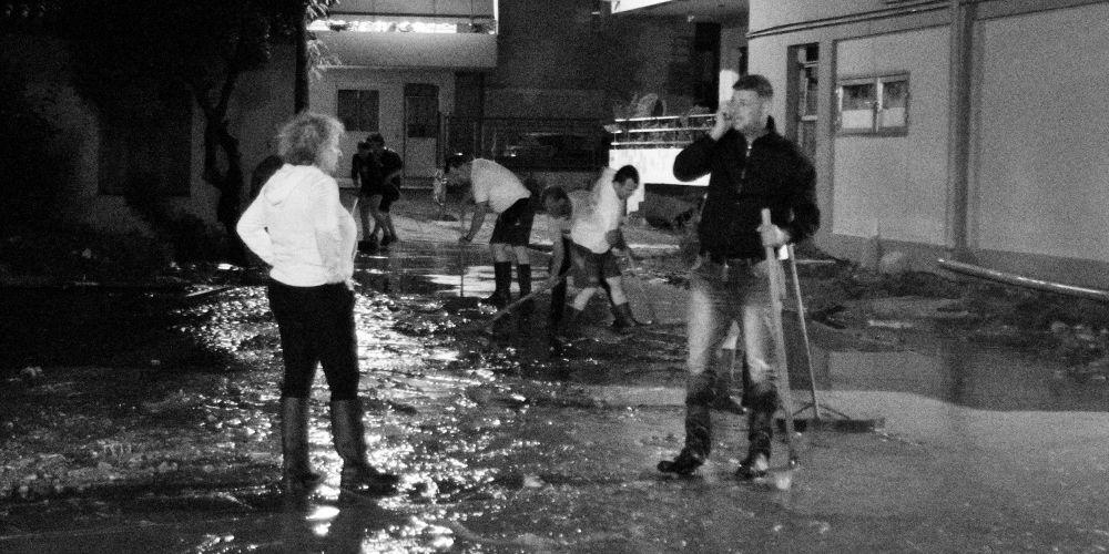 Η Μάνδρα πνίγεται περιμένοντας την Δούρου – Μνήμες της τραγωδίας από την κακοκαιρία