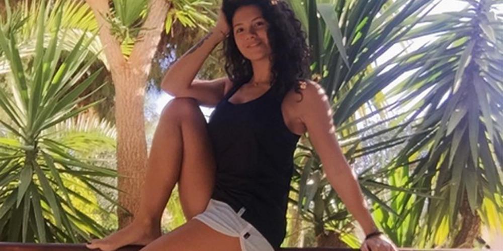 Η Μαριάννα Καλέργη απλώνει το κορμί της στην άμμο και ξεσηκώνει [εικόνα]