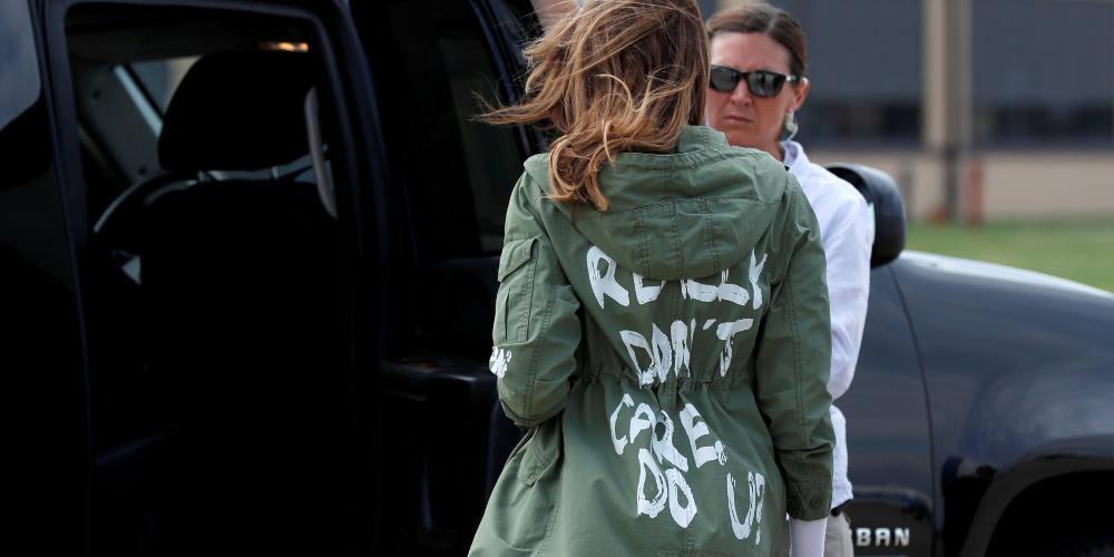 Τι απαντά ο Τραμπ για το «κρυφό» μήνυμα στο μπουφάν της Μελάνια