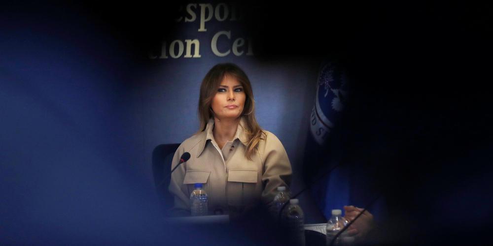 Μελάνια Τραμπ, η πρώτη κυρία που τρολλάρει τον πρόεδρο