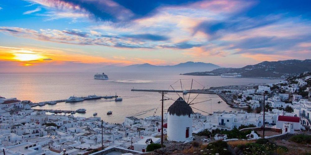 Η ιστορία της Μυκόνου: Πώς το «Νησί των Ανέμων» μετατράπηκε στο νησί των celebrities και του lifestyle