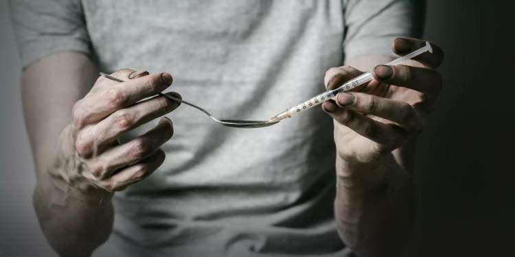 Spiegel: Βλέπουμε εθισμένους να περιφέρονται σαν πεθαμένοι στην Αθήνα