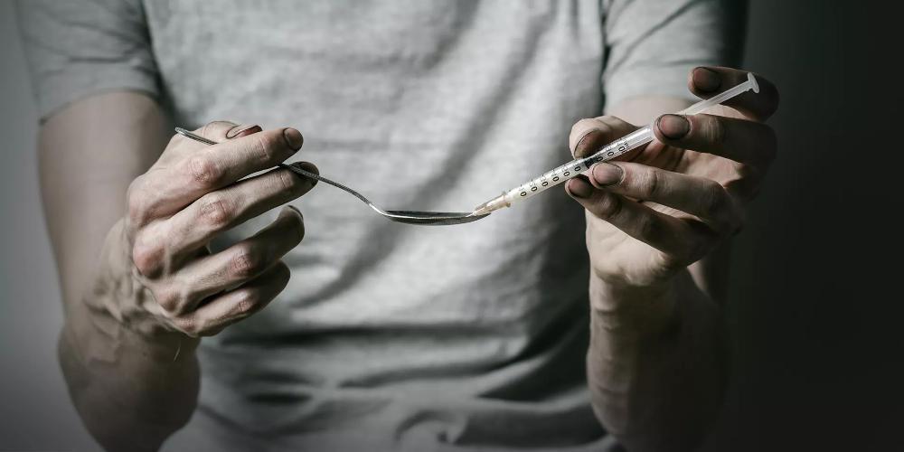 Spiegel: Βλέπουμε εθισμένους να περιφέρονται σαν πεθαμένοι στην Αθήνα