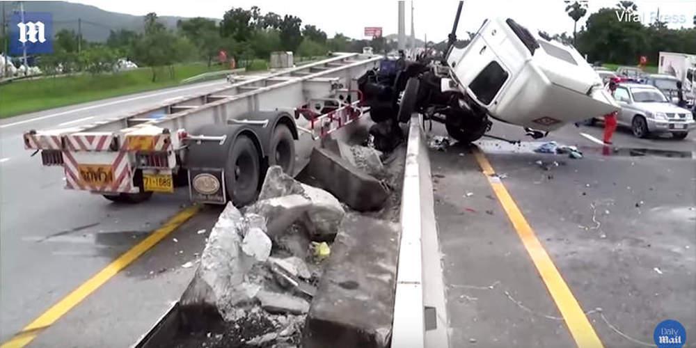 Σοκαριστικό βίντεο: Οδηγός νταλίκας εκτοξεύεται στο αντίθετο ρεύμα μετά από τρακάρισμα