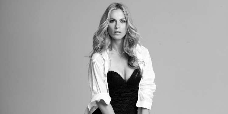 Η Ντορέττα Παπαδημητρίου σε μια πολύ σέξι λήψη στο νερό [εικόνα]