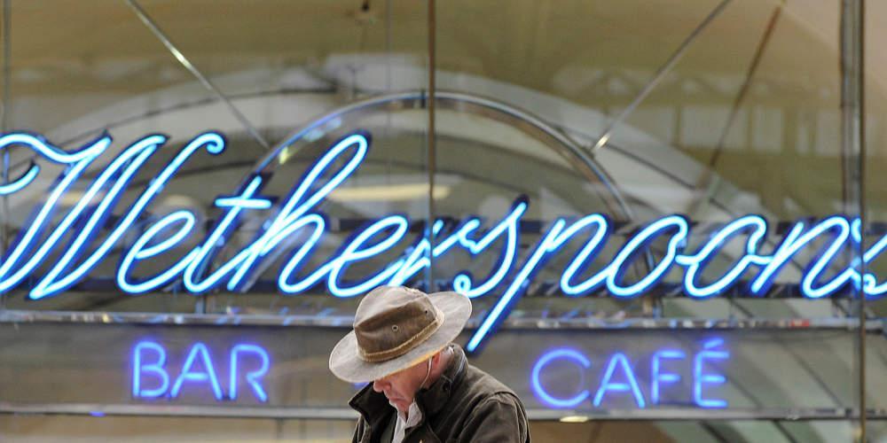 Τέλος η γαλλική σαμπάνια: Οι παμπ Wetherspoon θα σερβίρουν βρετανικά ποτά λόγω Brexit