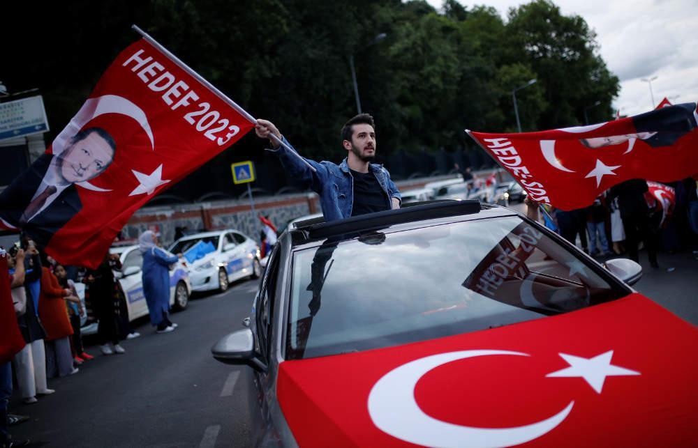 Εκλογές στην Τουρκία: Έξαλλοι πανηγυρισμοί από τους οπαδούς του Ερντογάν [εικόνες]