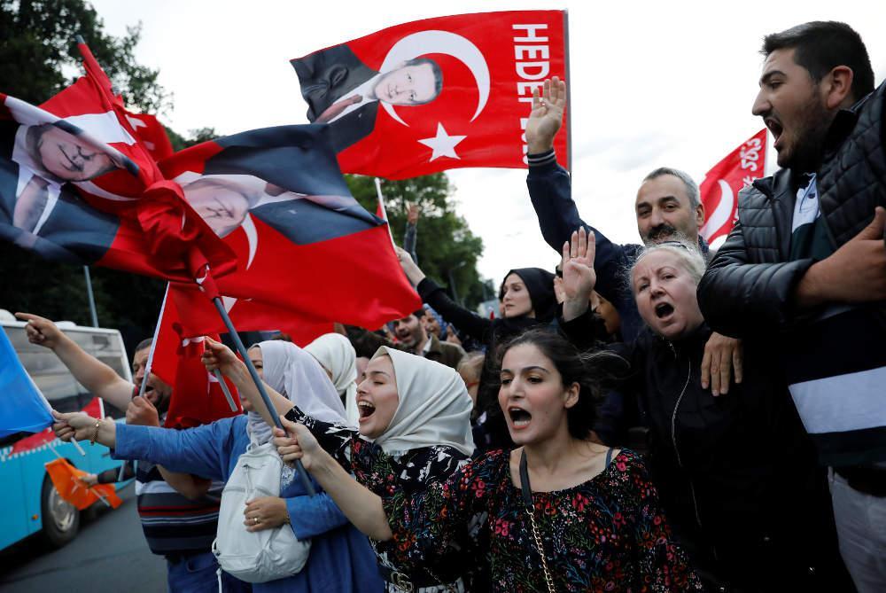 Εκλογές στην Τουρκία: Έξαλλοι πανηγυρισμοί από τους οπαδούς του Ερντογάν [εικόνες]