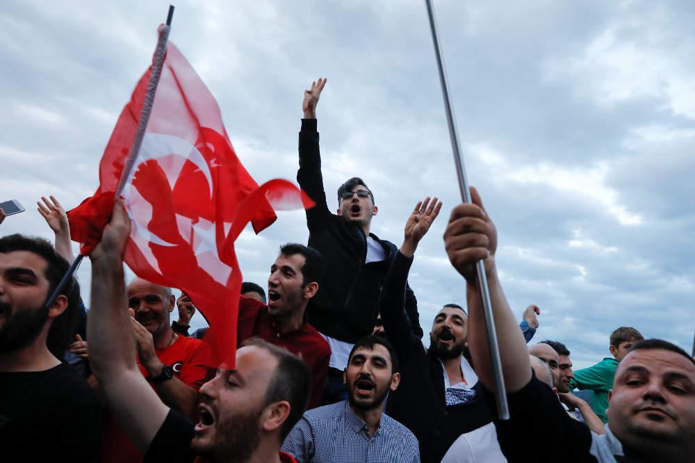 Εκλογές στην Τουρκία: Έξαλλοι πανηγυρισμοί από τους οπαδούς του Ερντογάν [εικόνες]