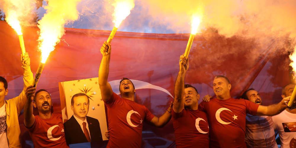 Εκλογές στην Τουρκία: Έξαλλοι πανηγυρισμοί από τους οπαδούς του Ερντογάν [εικόνες]