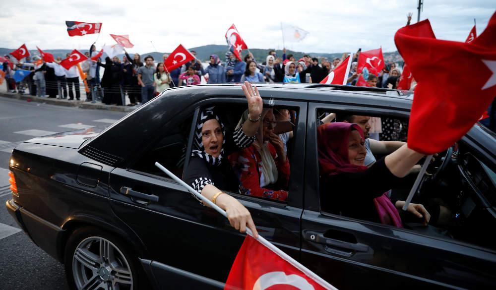 Εκλογές στην Τουρκία: Έξαλλοι πανηγυρισμοί από τους οπαδούς του Ερντογάν [εικόνες]