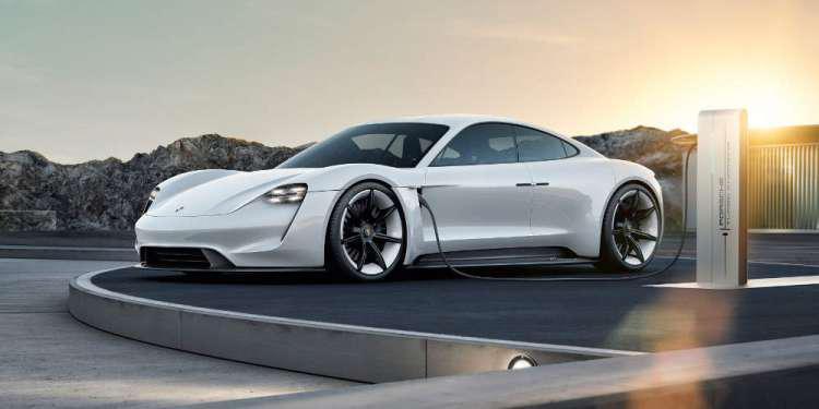 Το πρώτο αμιγώς ηλεκτρικό σπορ μοντέλο της Porsche βαφτίστηκε Taycan